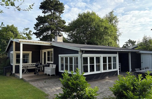 Smidstrup Strand House | Charming 3-bedroom summerhouse with a big garden