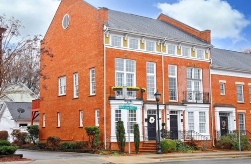 Downtown Greensboro House | Charming 3-bedroom townhome with WiFi and garage in Greensboro