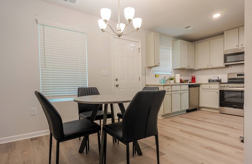 Austell House | Charming 3-bedroom townhome in Austell near Six-Flags with free parking!