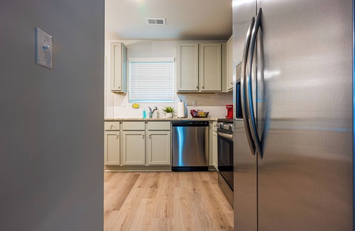 Austell House | Charming 3-bedroom townhome in Austell near Six-Flags with free parking!