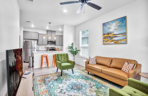 Temple House | Charming 3-bedroom townhome with AC and WiFi in Temple