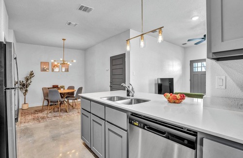 Temple House | Charming 3-bedroom townhome in pleasant Temple with AC, WiFi