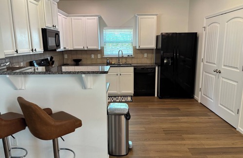 LaGrange House | Charming 3-bedroom Urban Haven