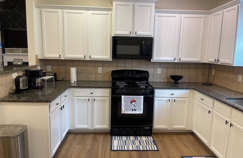 LaGrange House | Charming 3-bedroom Urban Haven