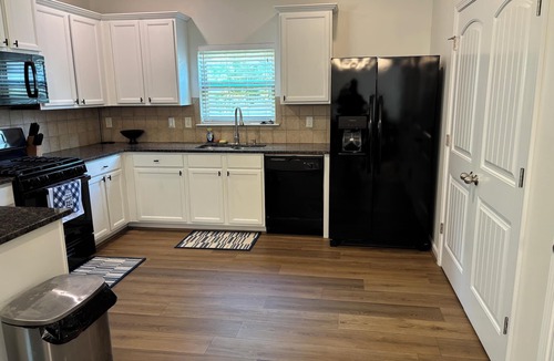 LaGrange House | Charming 3-bedroom Urban Haven