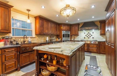 Bolingbrook House | Charming 3-bedroom house in Bolingbrook with AC, WiFi , chef kitchen for brunch