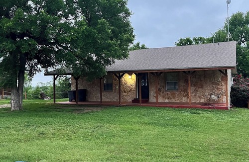 China Spring House | Charming 3-bedroom house with AC , heater , fireplace in China Spring, Texas