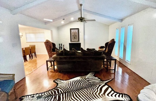 Colleyville House | Charming 3-bedroom house in wonderful Colleyville with WiFi, fitness room