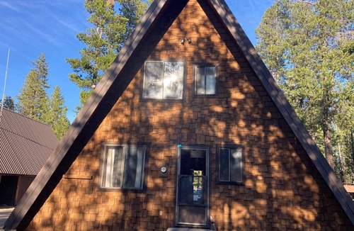 Gilchrist Cabin | Charming 3-bedroom cabin by the Beautiful Cresent Lake