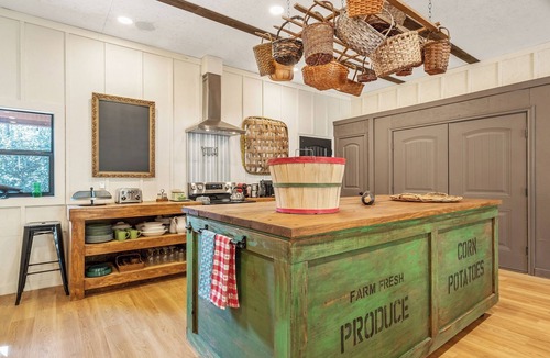 Jacksonville House | Charming 3-bedroom barn with AC and WiFi in fabulous Jacksonville