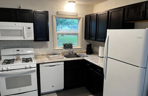 Lake Jackson House | Charming 3-bedroom home with spacious private yard