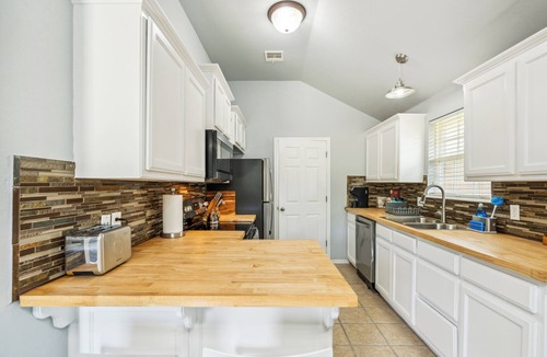 Midwest City House | Charming 3-bedroom house with WiFi and AC in Midwest City