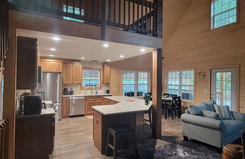 Rogersville Cabin | Charming 3-bedroom with loft bed Cabin in Rogersville with Fireplace