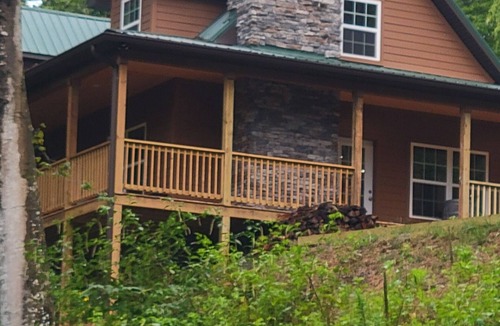 Rogersville Cabin | Charming 3-bedroom with loft bed Cabin in Rogersville with Fireplace