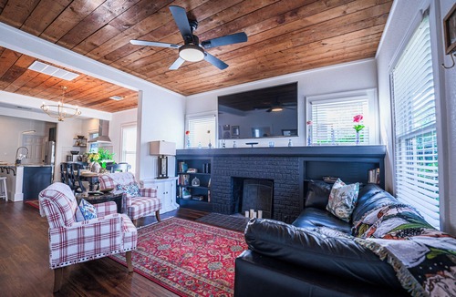 Monte Vista House | Charming 3-bedroom house with WiFi and AC in San Antonio