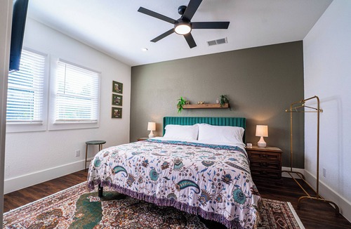 Monte Vista House | Charming 3-bedroom house with WiFi and AC in San Antonio