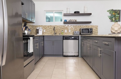 Jefferson House | Charming 3-bedroom house near downtown SA on quiet street with WiFi, AC, parking