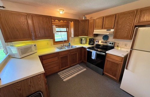 Sandy Creek House | Charming 3-bedroom house with AC and WiFi on Sandy Pond.