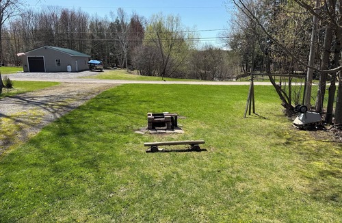 Sandy Creek House | Charming 3-bedroom house with AC and WiFi on Sandy Pond.