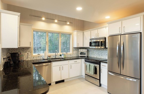 Tannersville House | Charming 3-bedroom house in Tannersville with AC, Firepit, Hottub, Fireplace