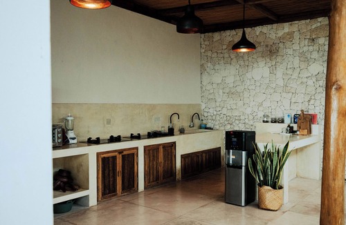 Penida Island Villa | Charming 3-Bedroom Villa: Ocean views, private baths, kitchen and beach access