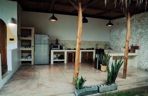 Penida Island Villa | Charming 3-Bedroom Villa: Ocean views, private baths, kitchen and beach access