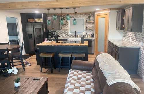 Grove House | Charming 3-bedroom with hot tub. Minutes from every convenience.
