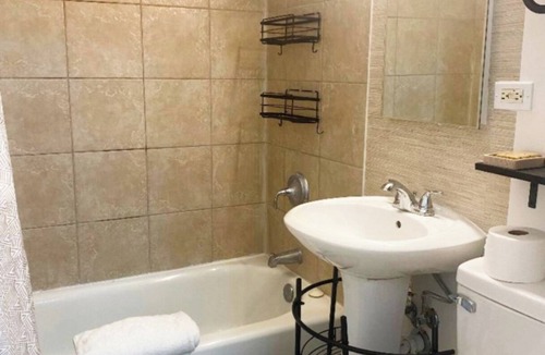 Oak Park Apartment | Charming 3 beds 2 full baths close to Chicago long renters welcome