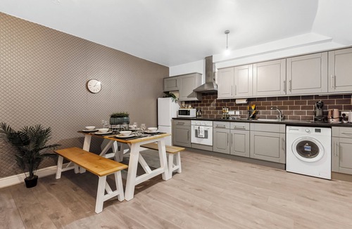 Canonbury House | Charming 3-BR Flat with Ensuite Master and Balcony