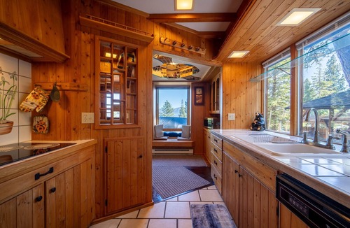 Ridgewood House | Charming 3‑BR Tahoe Bungalow w/Fireplace