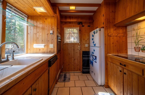 Ridgewood House | Charming 3‑BR Tahoe Bungalow w/Fireplace