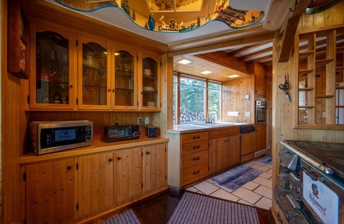 Ridgewood House | Charming 3‑BR Tahoe Bungalow w/Fireplace