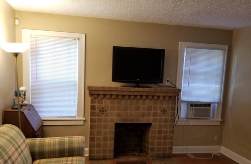 Kansas City Villa | Charming 3 BRM Villa by KCMO Downtown