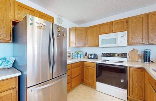 Manistee Condo | Charming 3 story condo, w/a W/D & Wifi, near beaches & shared pool access