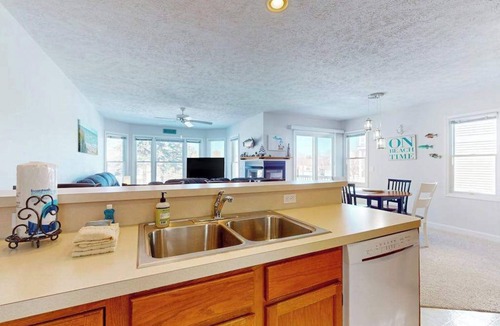 Manistee Condo | Charming 3 story condo, w/a W/D & Wifi, near beaches & shared pool access