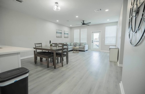 Waller Apartment | Charming 3-Story Townhome in wonderful Waller with WiFi, AC