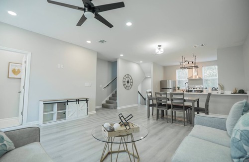 Waller Apartment | Charming 3-Story Townhome in wonderful Waller with WiFi, AC