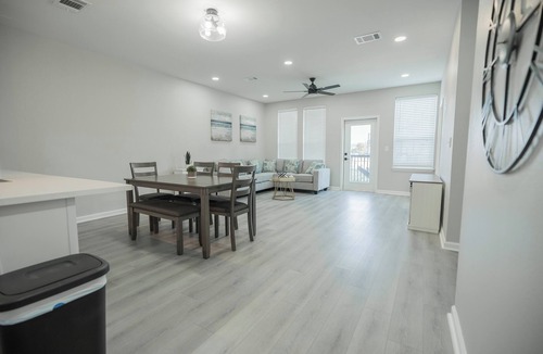 Waller Apartment | Charming 3-Story Townhome in wonderful Waller with WiFi, AC
