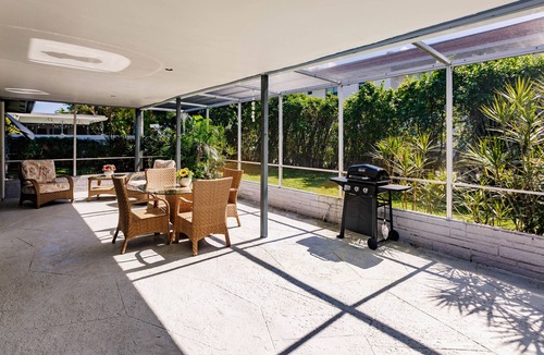 Central Corals House | Charming 3bd 2 br Pet Friendly Workspace Beach house close to shopping