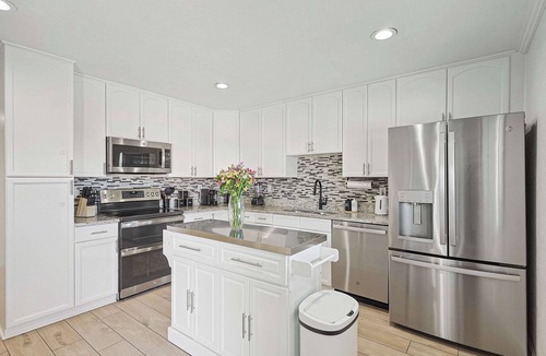The Colony House | Charming 3BD 2BA Villa with Pool