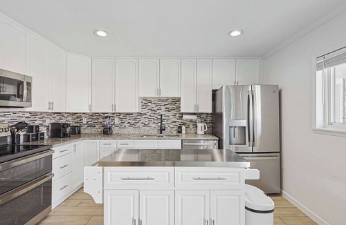 The Colony House | Charming 3BD 2BA Villa with Pool