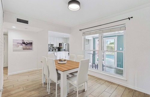 The Colony House | Charming 3BD 2BA Villa with Pool