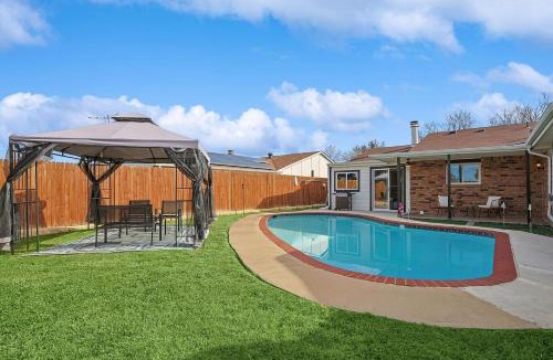 The Colony House | Charming 3BD 2BA Villa with Pool