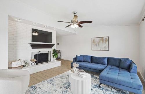 The Colony House | Charming 3BD 2BA Villa with Pool