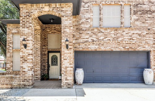Bonanza House | Charming 3bdrm home with pool, fitness rm,and relaxing backyard North of Laredo.