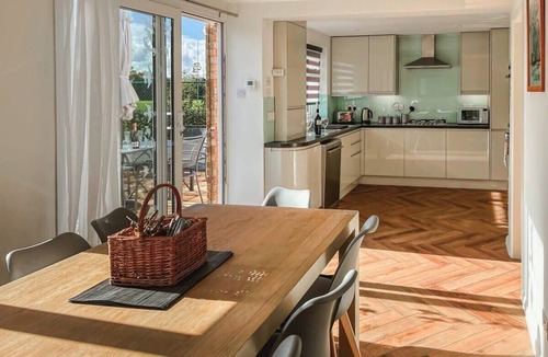 Windsor House | Charming 3Bed 3Bath Home in Windsor with parking!