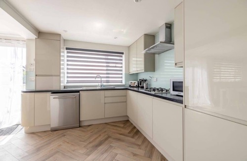 Windsor House | Charming 3Bed 3Bath Home in Windsor with parking!