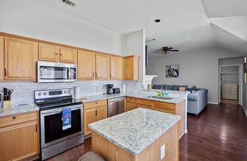 Allen Apartment | Charming 3bed Getaway - AIR Hockey - FAST WIFI