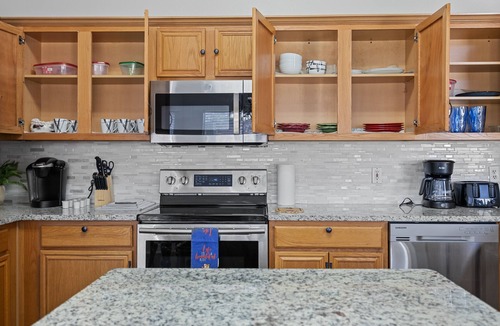 Allen Apartment | Charming 3bed Getaway - AIR Hockey - FAST WIFI