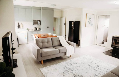 Oberon House | Charming 3BR | 15 Mins to Gardens | Groups welcome